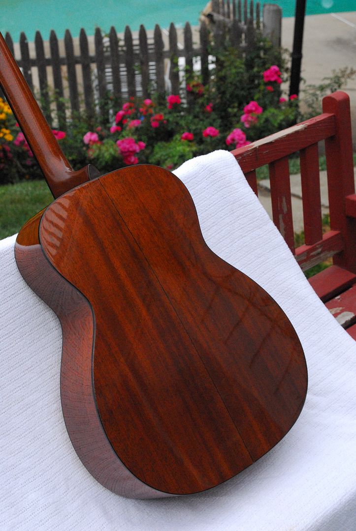 http://i838.photobucket.com/albums/zz302/guitargarden/Martin%20Custom%20Jumbo/MJH_6155_zps65e471d0.jpg