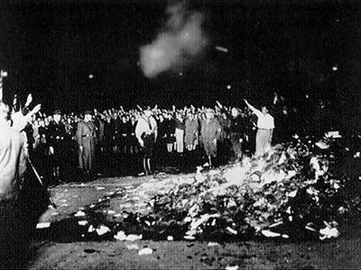 Nazismo - queima dfe livros em Berlim